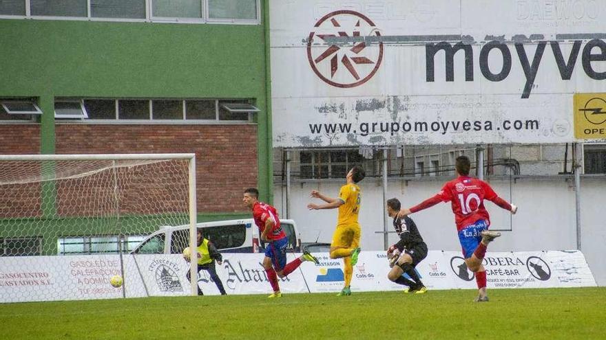 Iago Blanco acaba de superar a Pato Guillén y convertir el gol que supuso la victoria de la UD Ourense, ayer en el campo de O Couto. // Carlos Peteiro