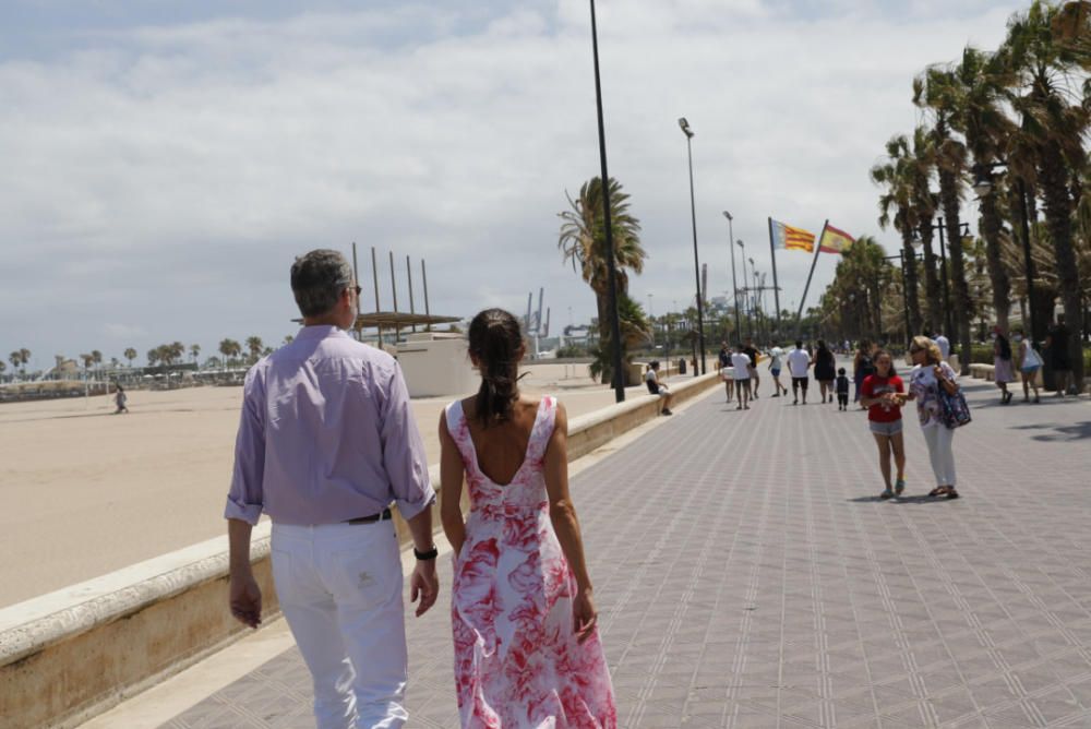 Letizia y Felipe en Valencia: los reyes pasean por la playa de Las Arenas