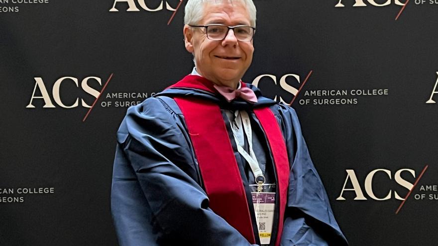El doctor Dieter Morales entra en la American College of Surgeons
