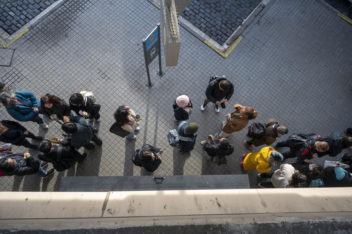 Usuarios del servicio de autobuses en la estación del Nord durante una jornada con la cancelación de todo el servicio de Rodalies de Renfe en Catalunya.