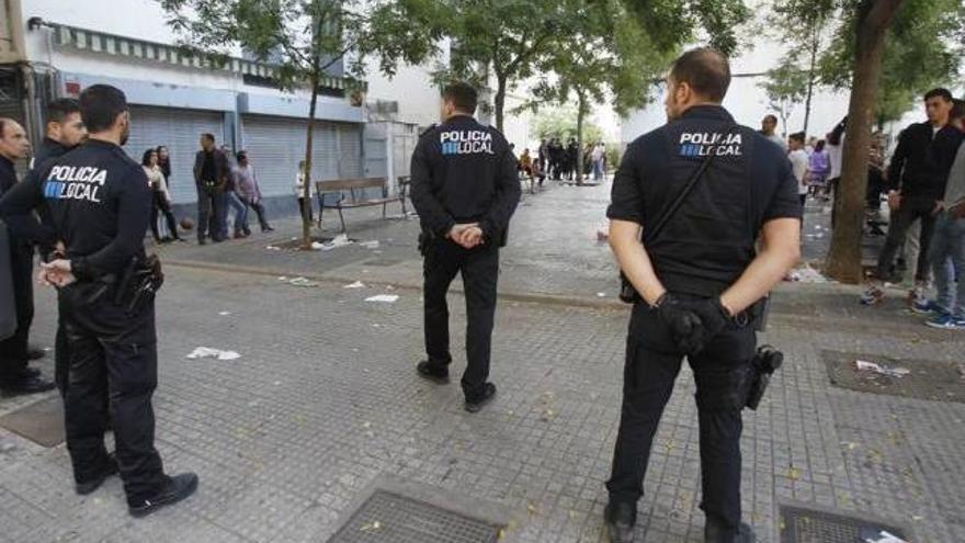 Varios agentes, desplegados ayer tarde en Son Gotleu para poner fin a la pelea.