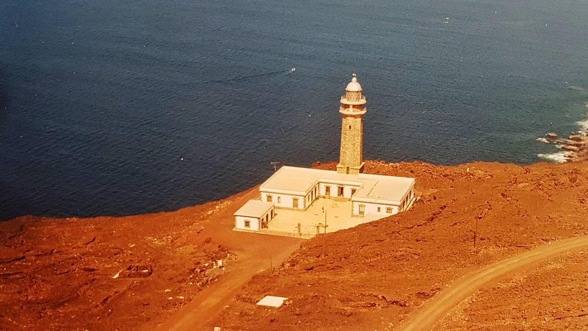 1989: arriado de bandera en el Faro de Orchilla