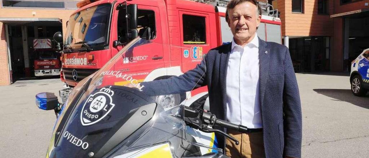 José Ramón Prado, en el cuartel del Rubín, junto a una moto de la Policía Local y un camión de bomberos.