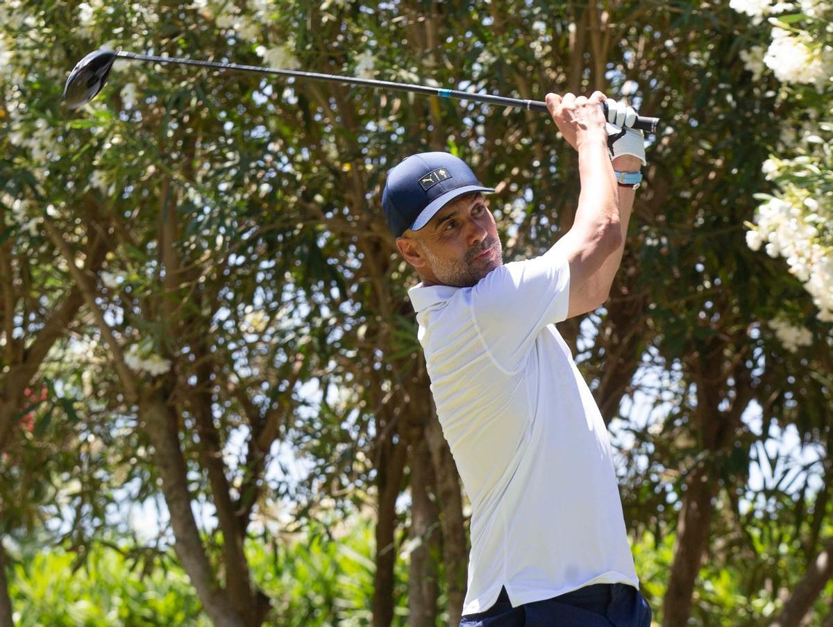 Pep Guardiola, jugando a golf en el Puma Legends Trophy de Mallorca