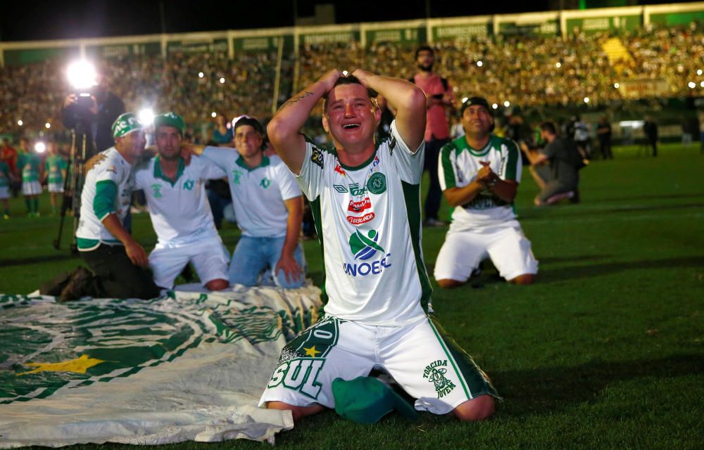 La afición del Chapecoense despide a sus héroes