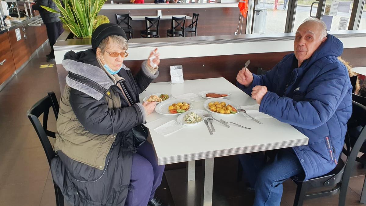 El matrimonio ucraniano rescatado comiendo algo en un restaurante de Polonia