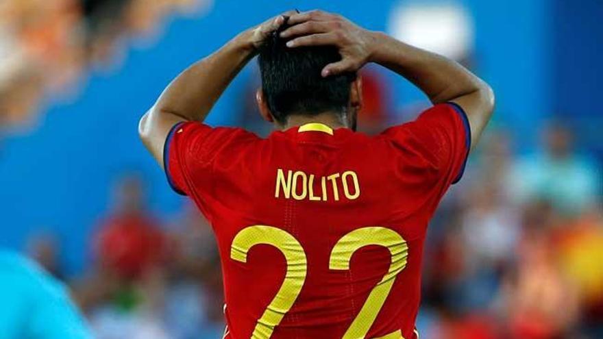 Nolito dona su camiseta de España a la campaña de salvación del Recreativo