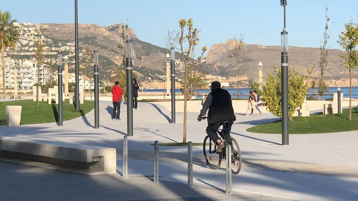 Un ciudadano circula con su bicicleta por el nuevo paseo marítimo de El Bol.