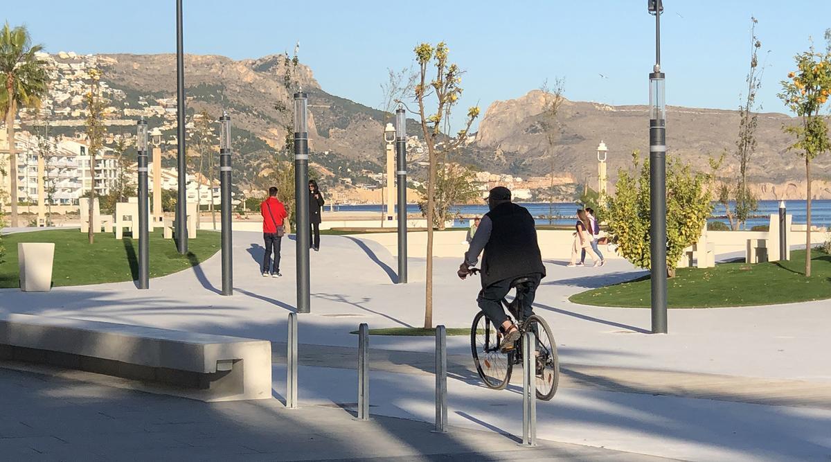 Un ciudadano circula con su bicicleta por el nuevo paseo marítimo de El Bol.