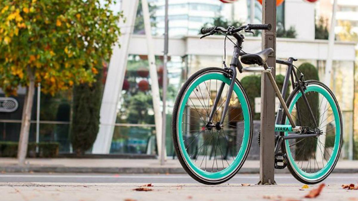 Imagen promocional de una bicicleta Yerka, aparcada en una farola.