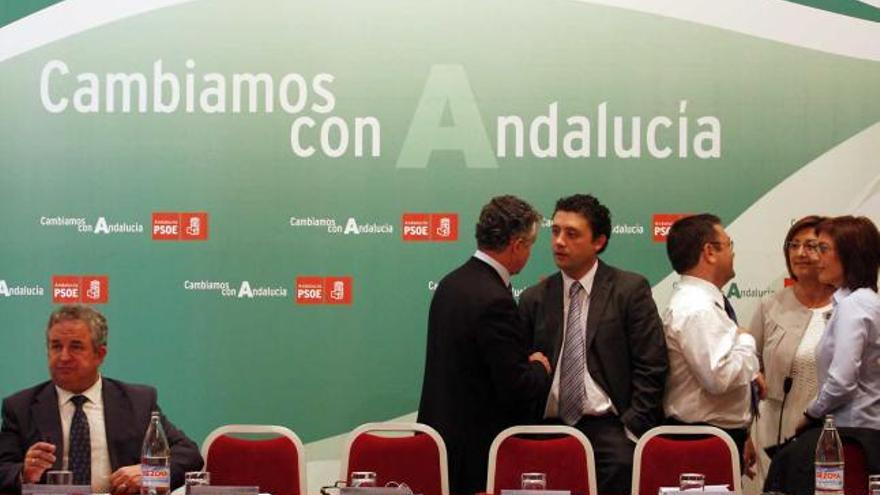 Reunión. Salvador Pendón, Paulino Plata, Rafael Velasco, Miguel Ángel Heredia, Marisa Bustinduy y María Gámez.