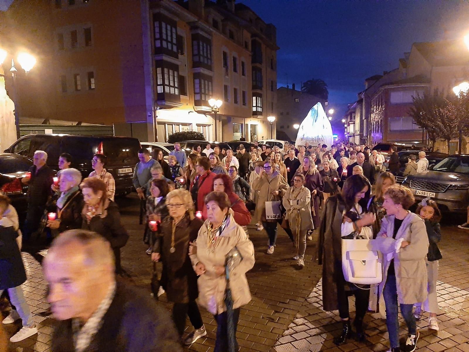 Cientos de personas acompañan al Ecce Homo de Noreña en la procesión de bajada a la iglesia