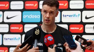 El alero de la selección española y de Valencia Basket Xabier López-Arostegui atiende a los medios
