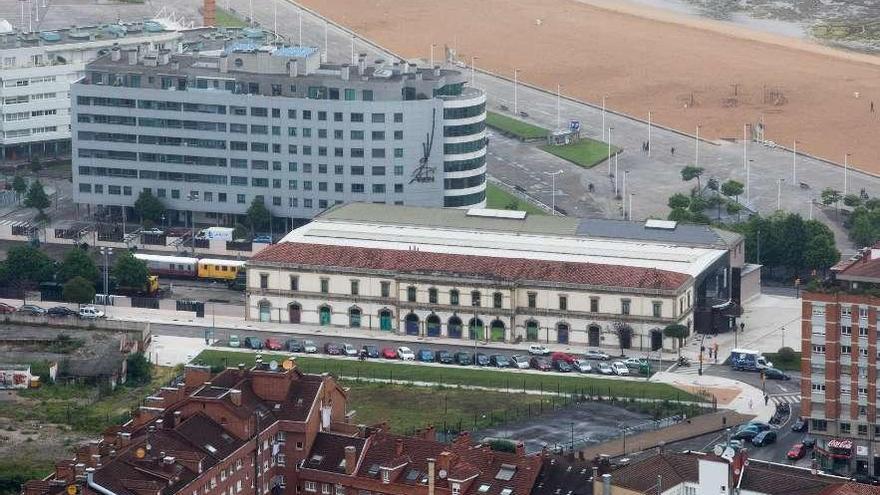 En el centro de la imagen, el Museo del Ferrocarril, en cuyas inmediaciones se prevé construir la estación intermodal de Gijón.