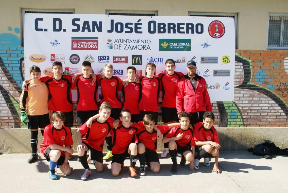 Los jugadores recogen sus medallas y trofeos.