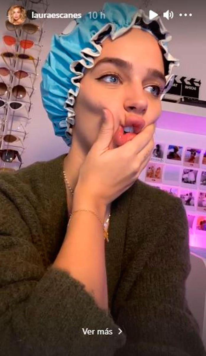 Laura Escanes con gorro de ducha