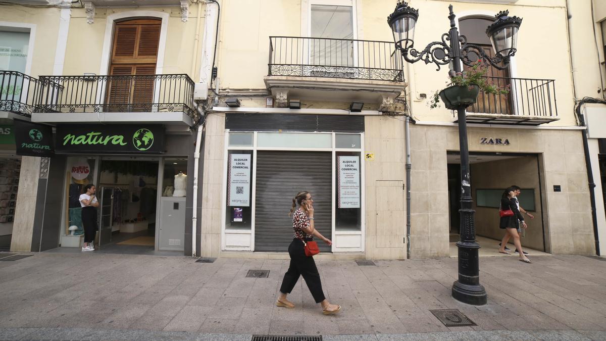 Comercio cerrado en la calle Enmedio De Castelló.