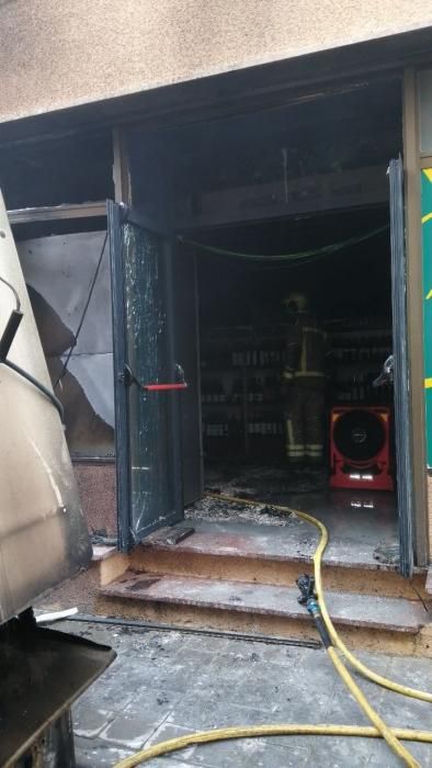 Incendi d'una màquina de neteja i afectacions a un supermercat de Palamós