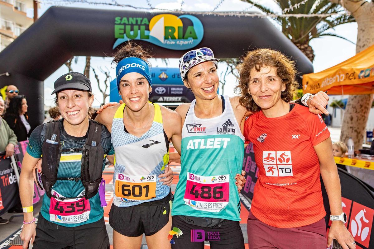 Podio femenino de la 10K Diurna, con Fátima Blázquez, organizadora de la 3 Días Trail Ibiza, a la derecha.