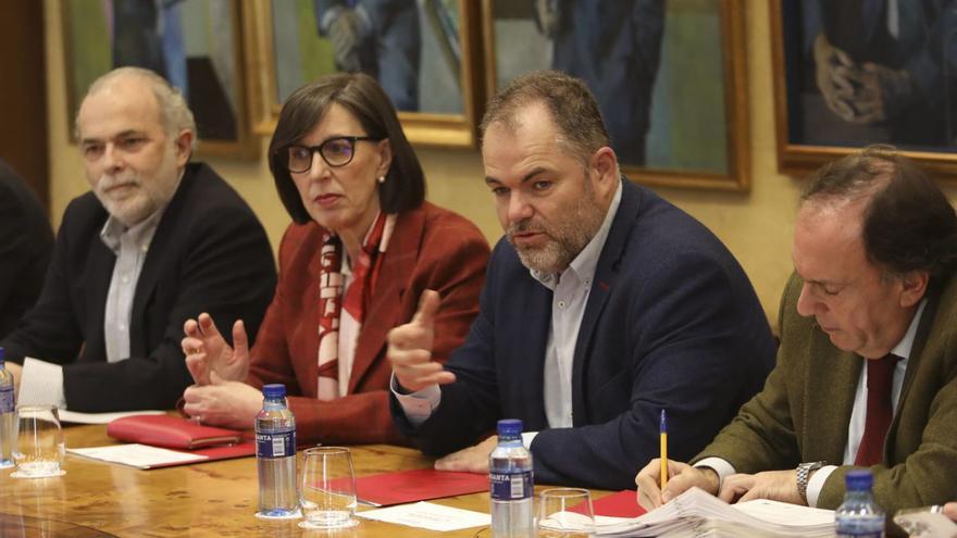 participación inédita en el comité cameral i. La consejera Nieves Roqueñí acudió ayer a la Cámara de Comercio de Oviedo para representar al Principado en el comité ejecutivo, una presencia inédita. En la imagen, Roqueñí, entre José Manuel Ferreira, vicepresidente cameral (a la izquierda) y Carlos Paniceres, presidente de la entidad. |  | L. MURIAS