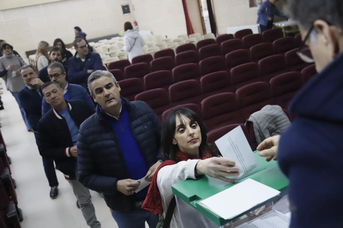 Docentes durante las elecciones sindicales celebradas este jueves.