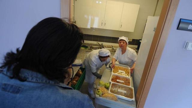 Un usuario recoge su menú en el comedor social de Langreo.