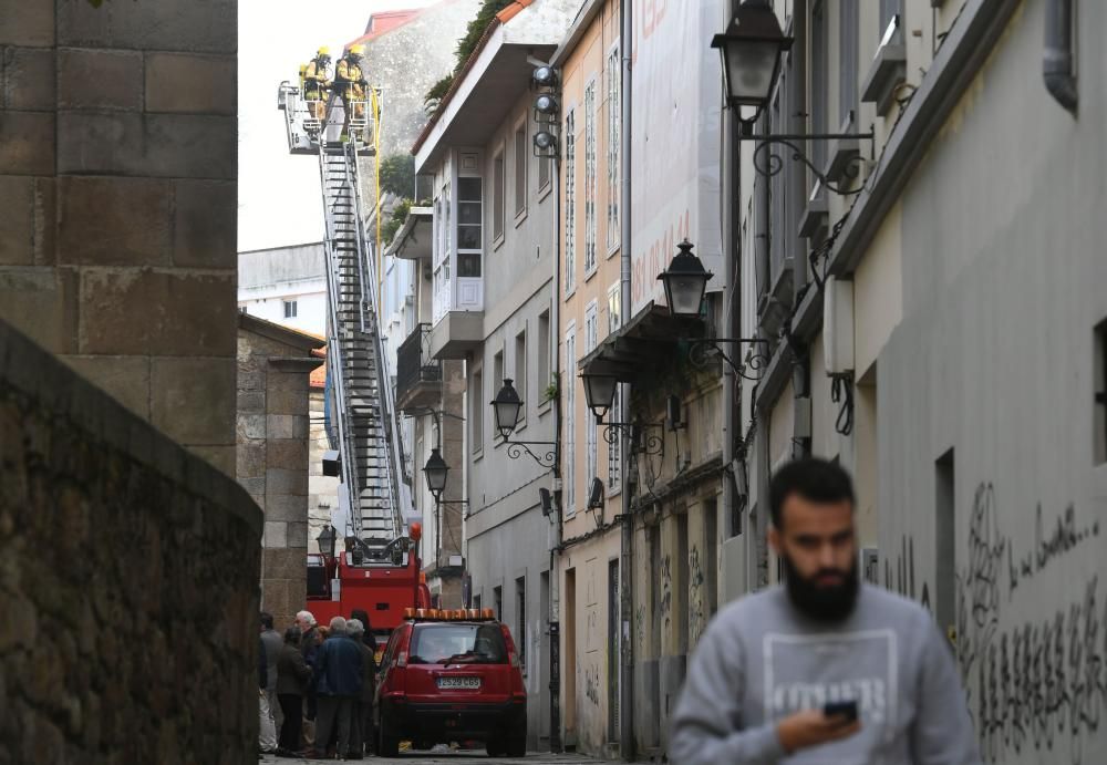 Un incendio destruye un piso en la calle Santa Mar