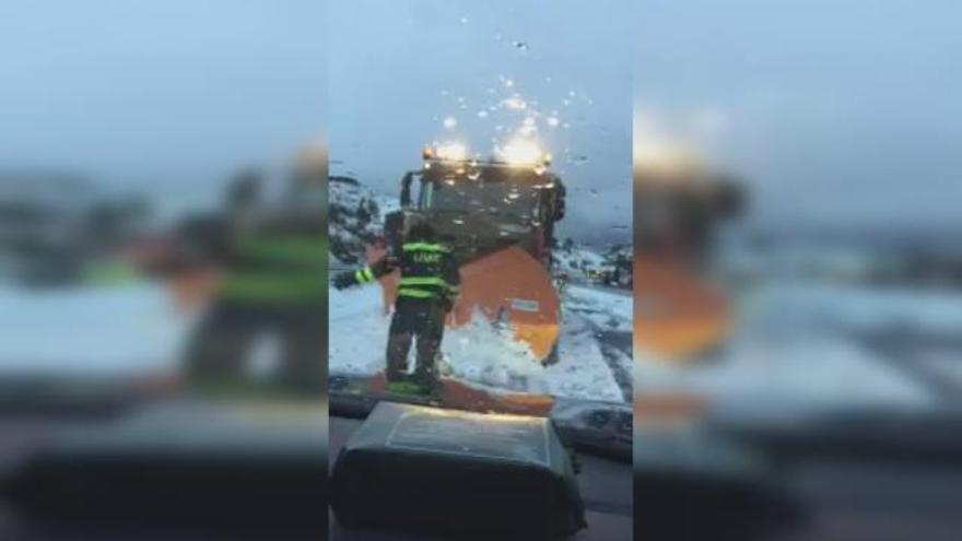 Momento en que la UME abre paso a los conductores atrapados en la A3 próximos a Buñol