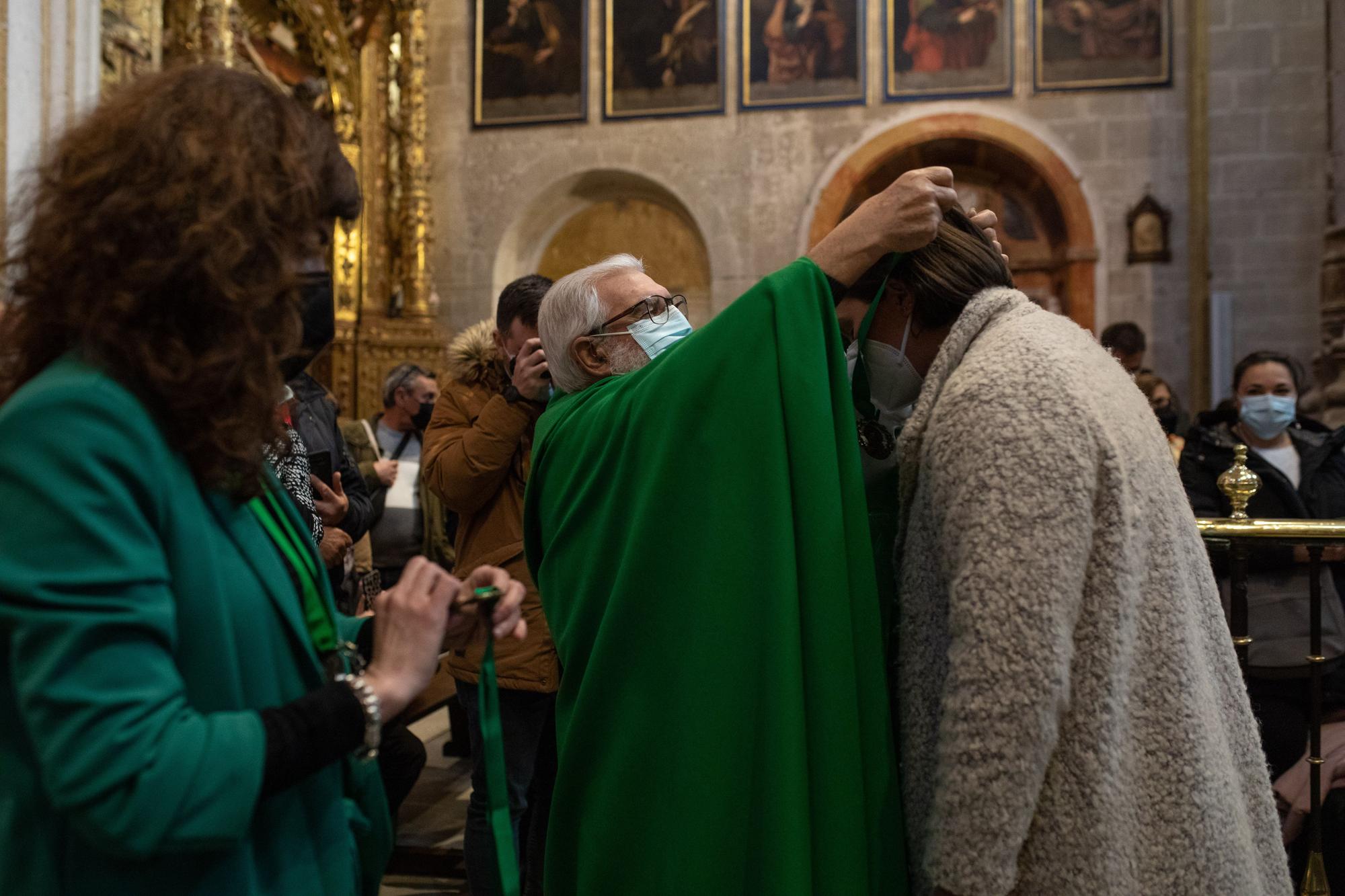 Entrada de nuevos hermanos en la Cofradía de la Virgen de la Esperanza