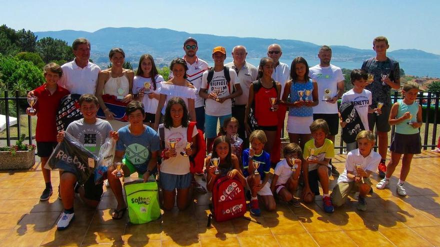 Foto de los ganadores del torneo del Náutico. // FDV