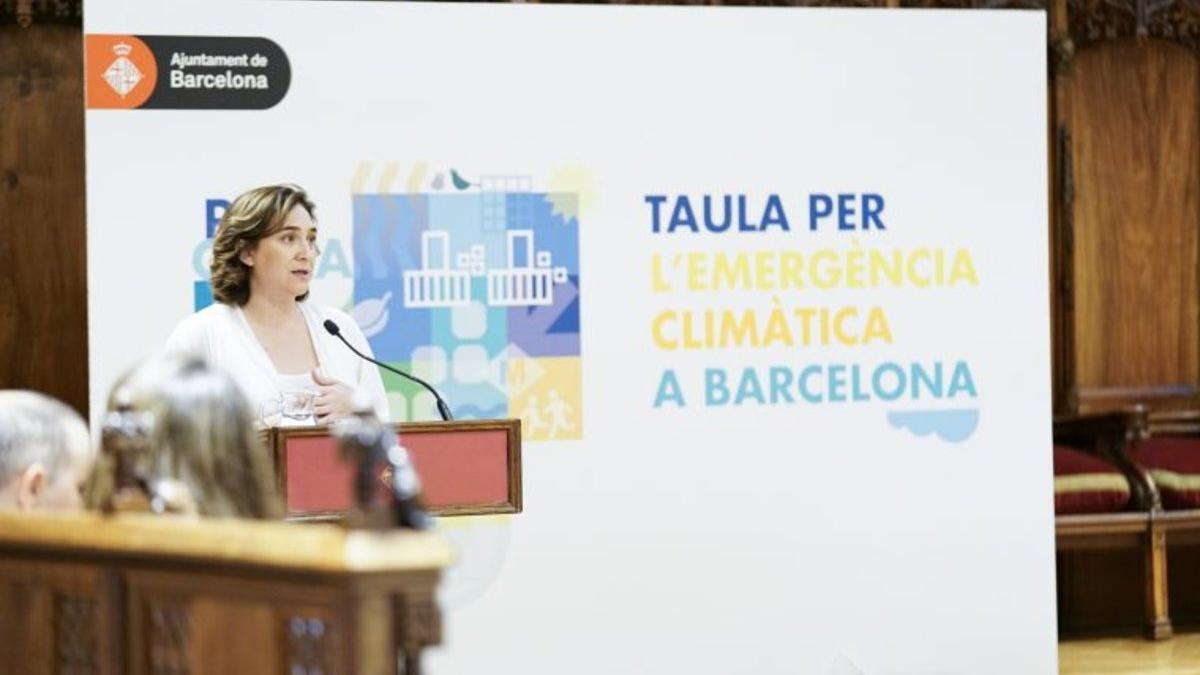 La alcaldesa Colau, este miércoles durante la constitución de la Mesa de Emergencia Climática en el Ayuntamiento de Barcelona.