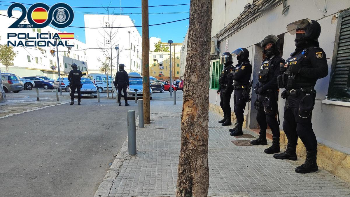 Polizeibeamte bei der Razzia in Palmas Brennpunktviertel Corea am 25.1.