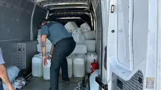 Golpe al 'petaqueo' para narcolanchas en la Región: pillados con 70 garrafas y 700 litros de combustible en una furgoneta en Murcia