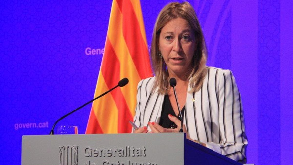 La vicepresidenta y portavoz del Govern, Neus Munté, durante la rueda de prensa en ralación a la imputación de Artur Mas, Joana Ortega e Irene Rigau por la consutla del 9-N.