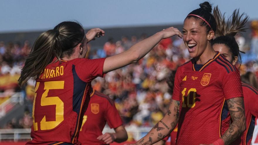 Eva Navarro, a la izquierda, celebrando ayer uno de los goles de Jenni Hermoso.  | EFE/SERGIO G. CAÑIZARES