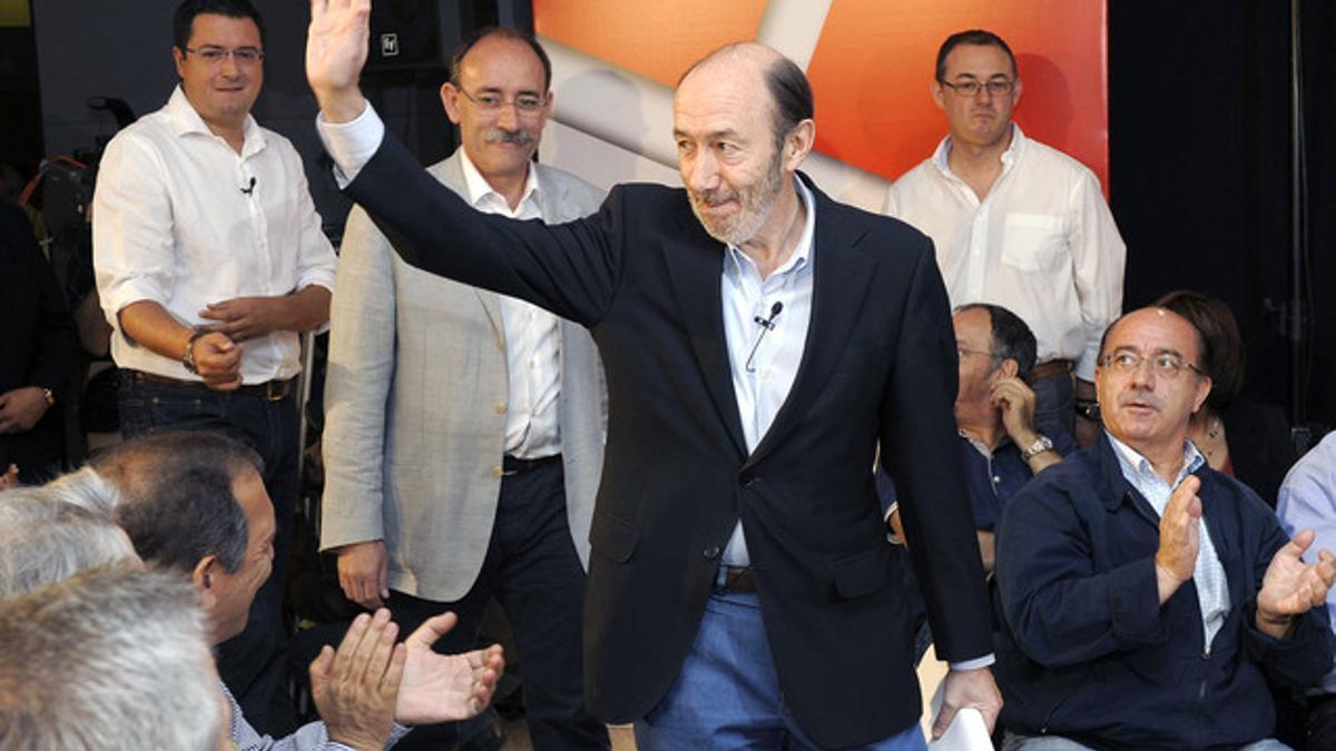 Alfredo Pérez Rubalcaba saluda a su llegada al acto sobre educación celebrado en Valladolid.