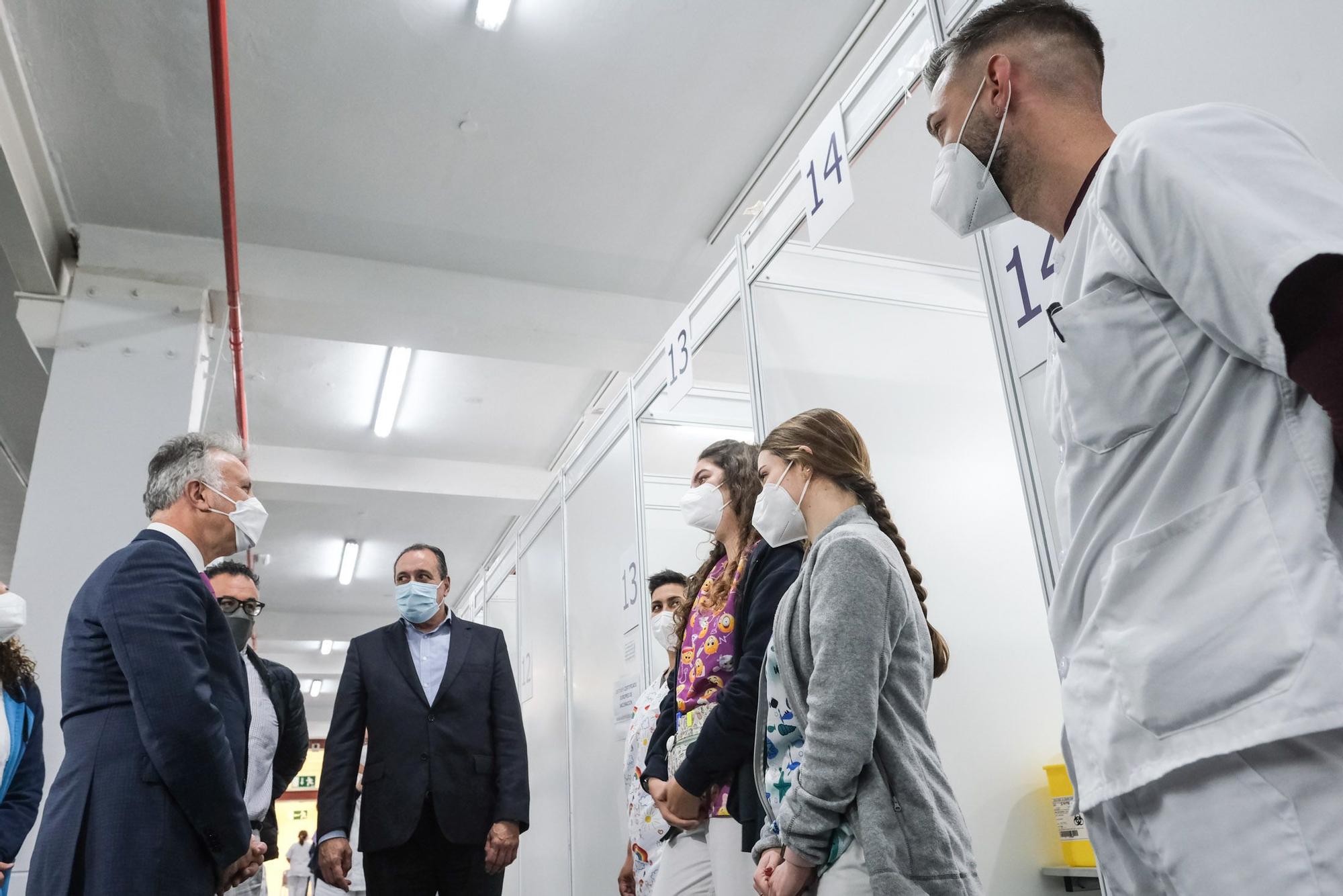 Ángel Víctor Torres y Blas Trujillo visitan el punto de vacunación de Infecar