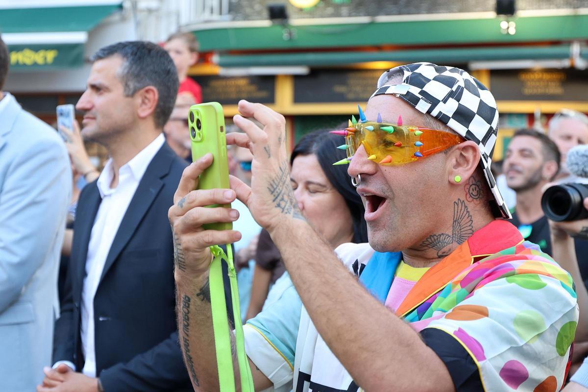 Okuda, alucinando durante el 'ball pagès'.