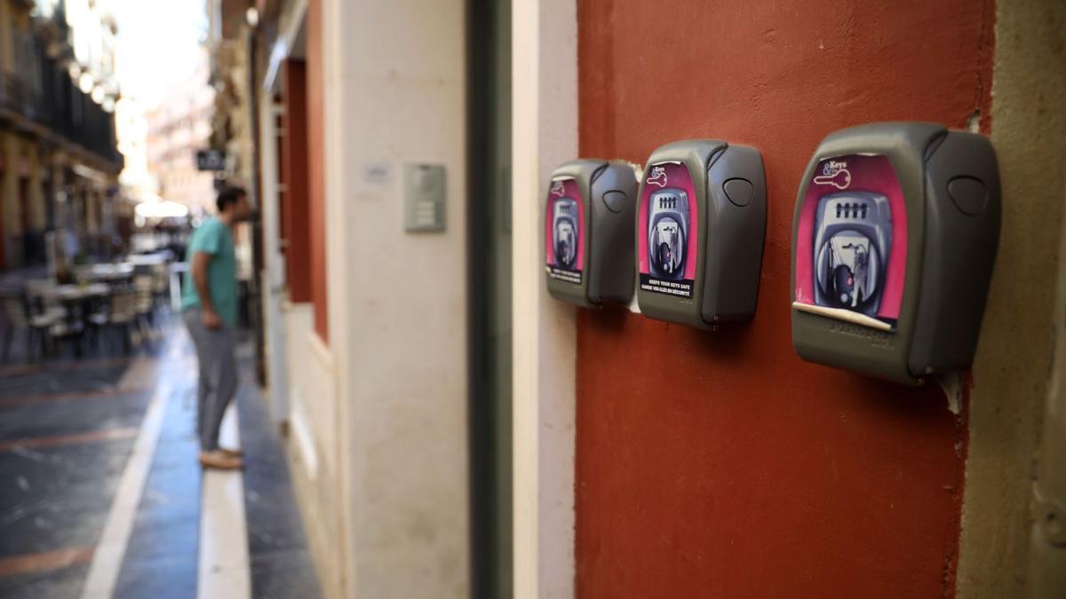 Candado guarda llaves de pisos turísticos en pleno centro de Málaga.