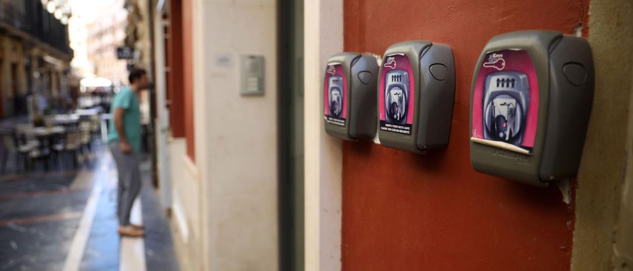 Candado guarda llaves de pisos turísticos en pleno centro de Málaga.