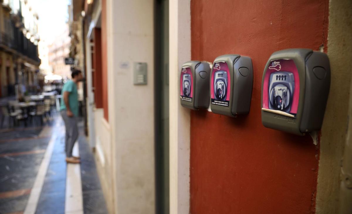 Candado guarda llaves de pisos turísticos en pleno centro de Málaga. | ÁLEX ZEA