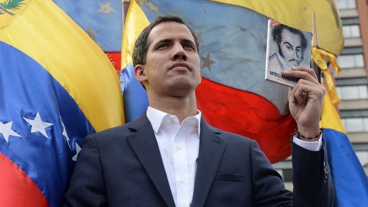 El jefe de la Asamblea Nacional de Venezuela, Juan Guaido, se declara presidente interino del país durante un mitin de oposición contra el líder Nicolás Maduro, el 23 de enero del 2019