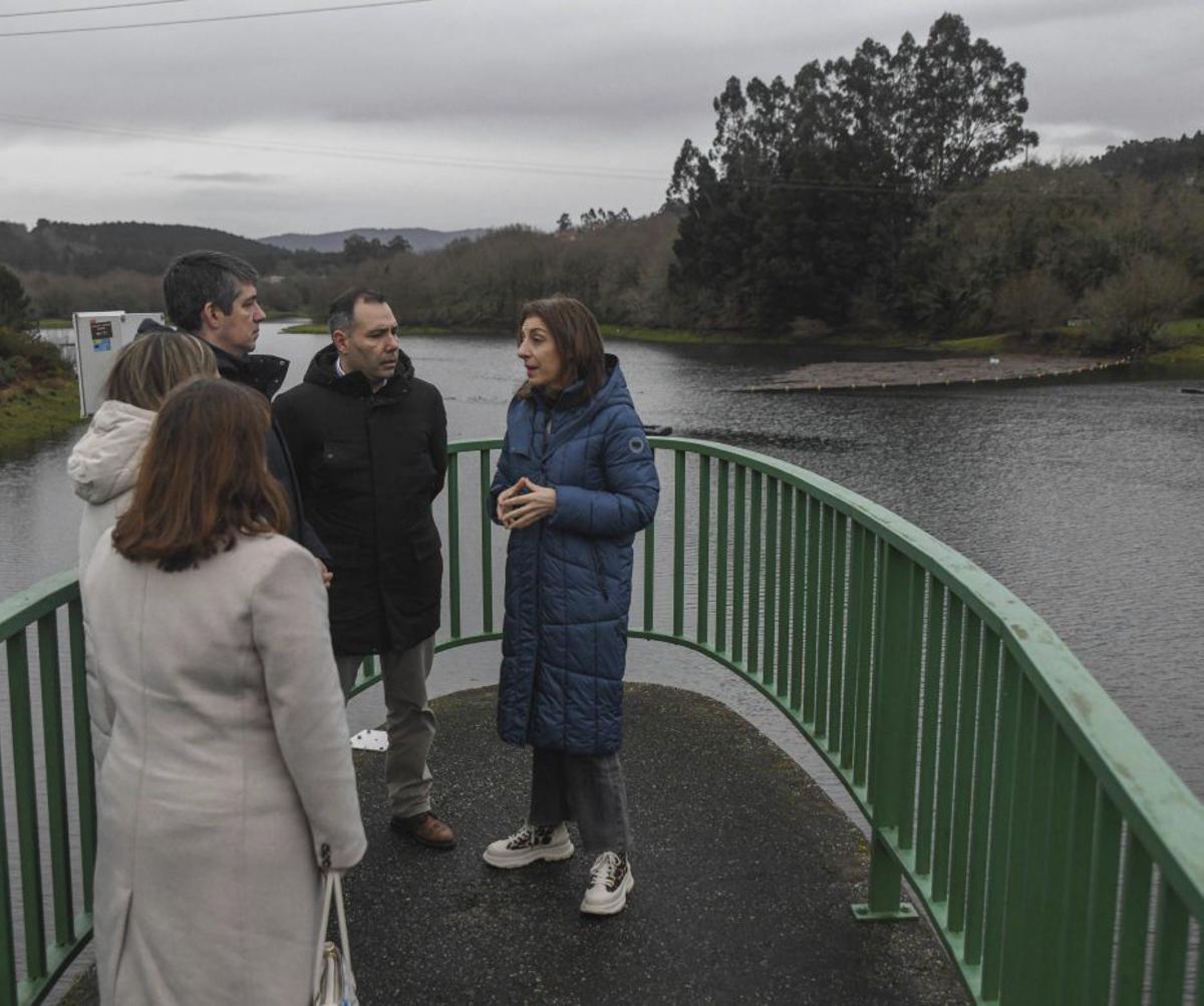 La conselleira, con el alcalde de Caldas, ayer en el embalse.