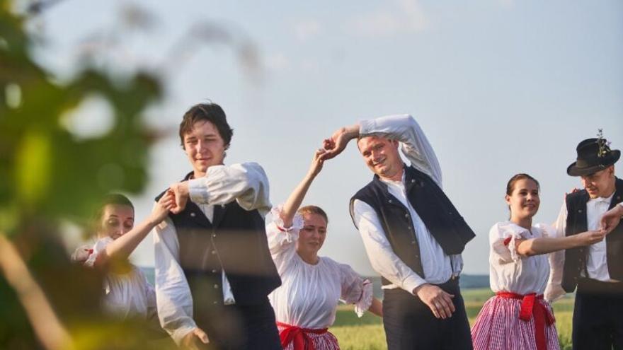 Conjunto de cantos y danzas Bzenčan de la República Checa.