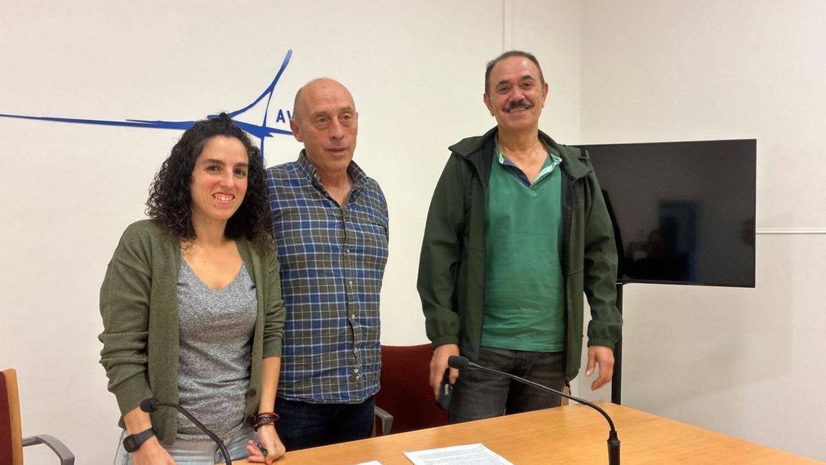 Llarina González, Agustín Medina y Juanjo Fernández en la sala de prensa municipal.