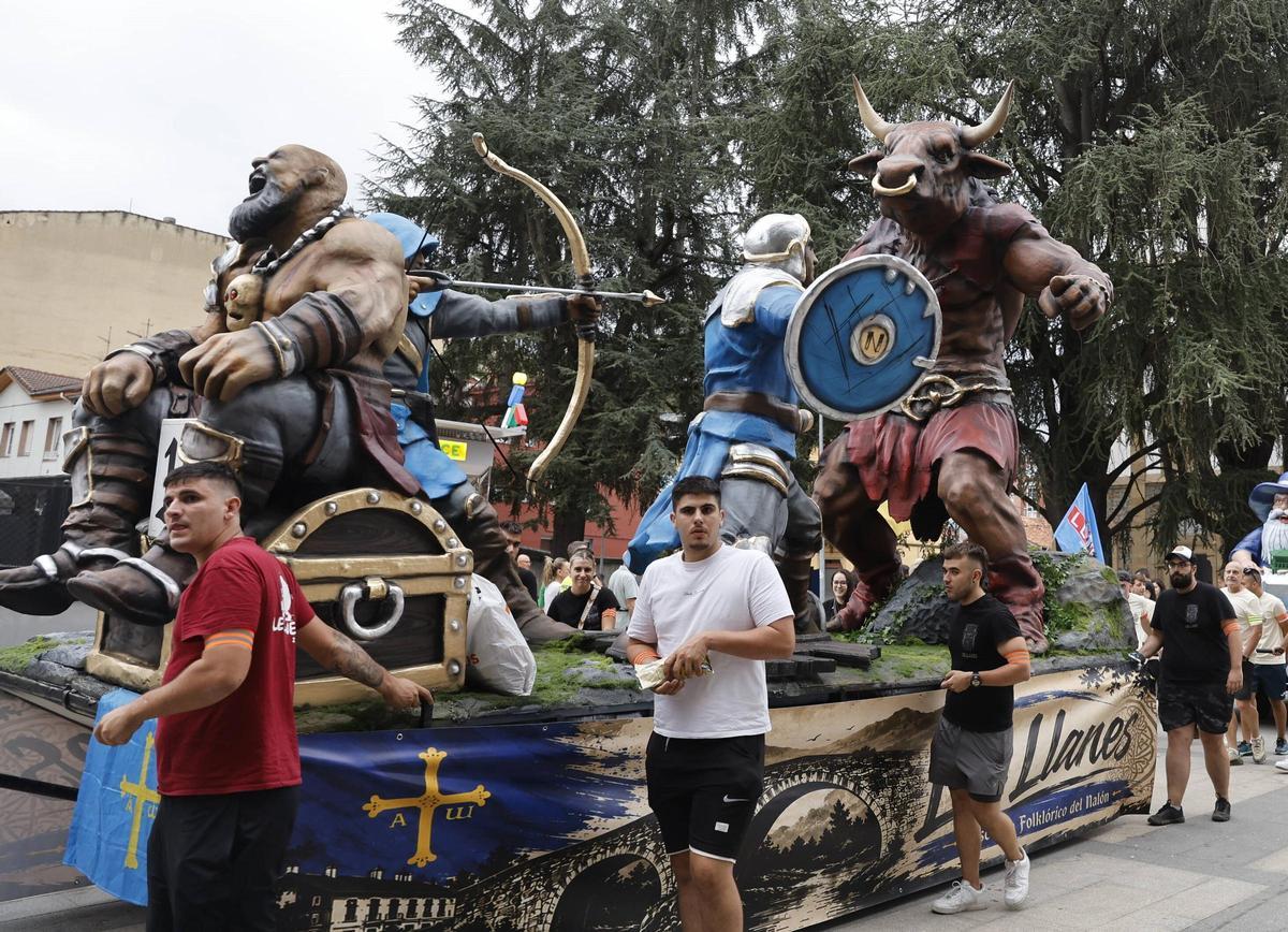 Les Llanes, en el desfile previo del viernes.