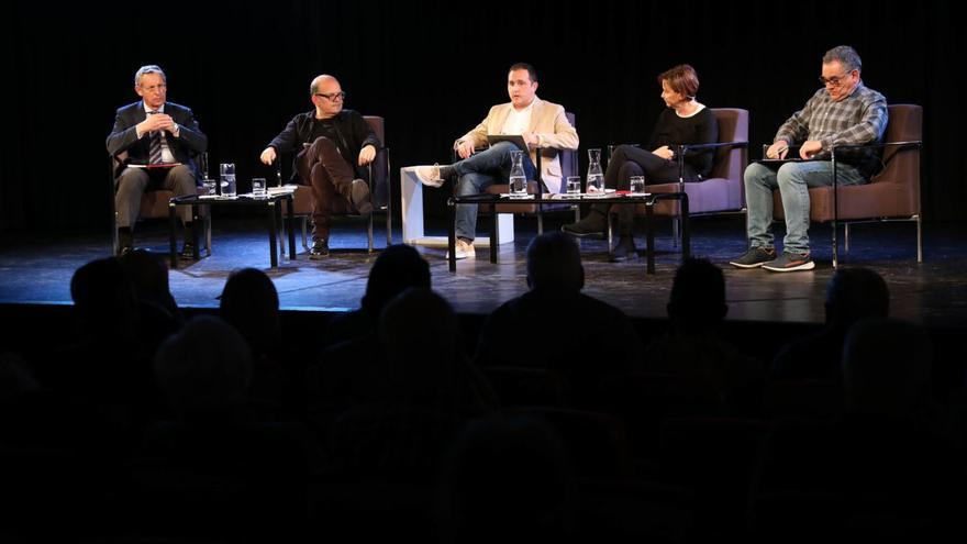 Por la izquierda, Pedro López Ferrer, Carlos Arias, Alejandro de la Fuente, Carmen Moriyón y Víctor Manuel Roza, ayer, en el Ateneo de La Calzada al inicio del debate.