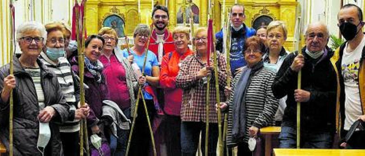 Participantes en la romería a la Santa Creu del Garbí. | LEVANTE-EMV