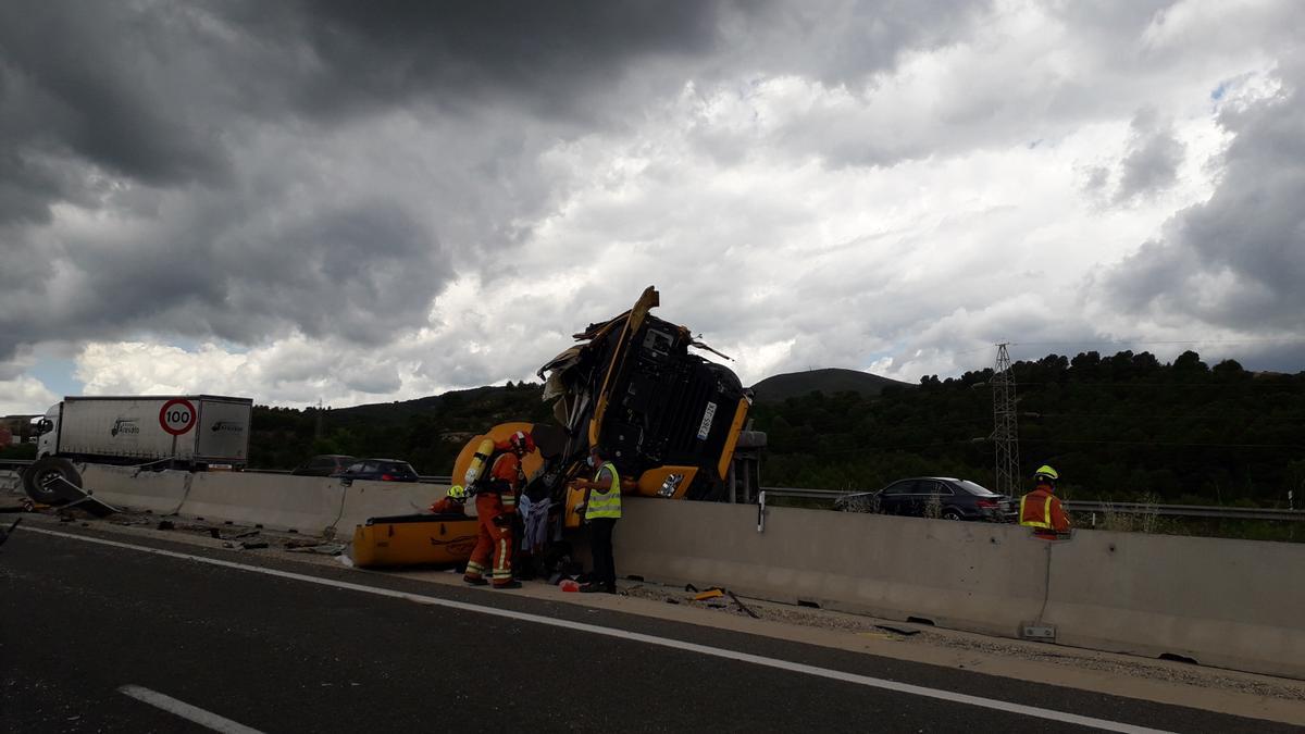 Un camión cisterna choca con la mediana y vuelca en la A-3