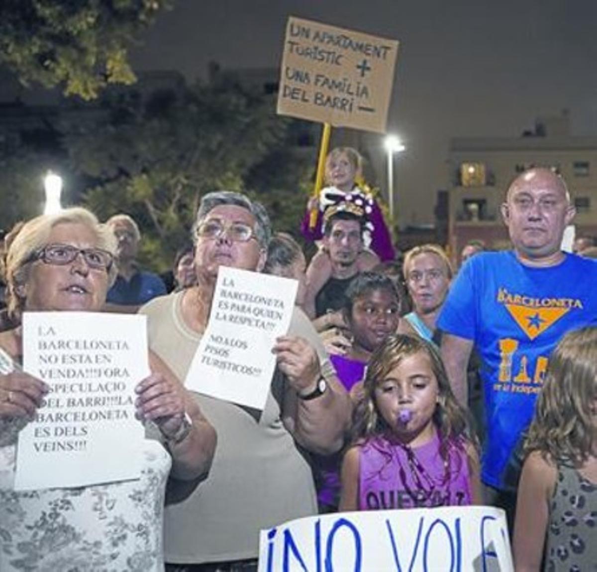 Protesta veïnal a la Barceloneta contra el turisme incívic. Protesta veïnal a la Barceloneta contra el turisme incívic.